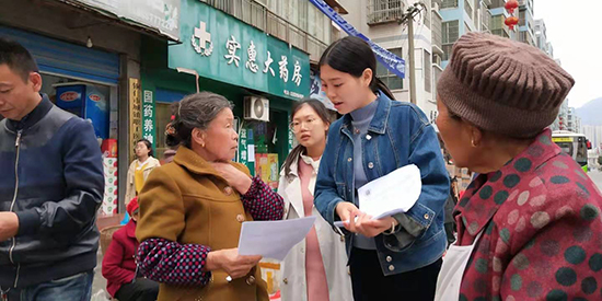 2020年4月，杨敏向群众宣传脱贫攻坚和创建国家卫生县城相关政策和知识。