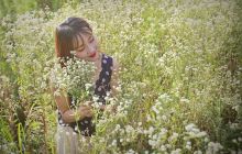 野外山花香 惹得佳人来