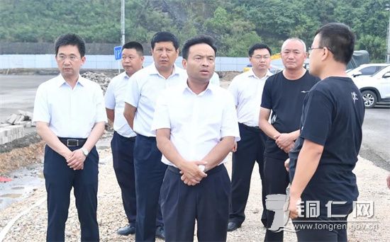 陈昌旭、皮贵怀到碧江区八官溪，沿着乡村振兴产业带，实地调研了各节点工程建设、道路铺设、沿线环境整治等情况