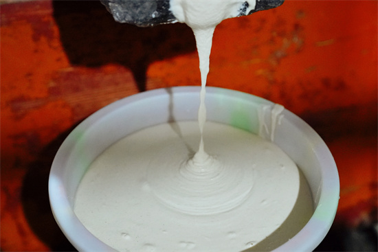 磨成白色米浆(刘汉滨 摄)