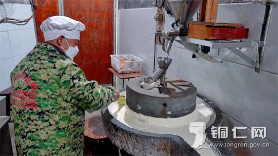 制作中(刘汉滨 摄)