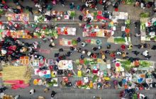 赶年集办年货，欢欢喜喜迎新年