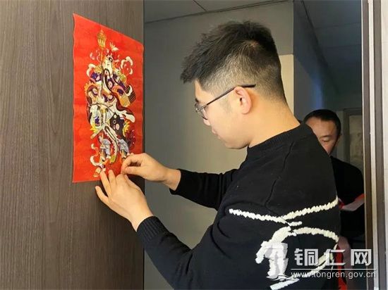 岳跃在贴门神，游静摄