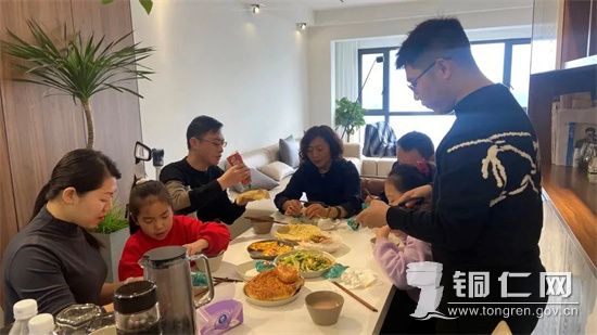 一家人在一起分享美食  游静摄