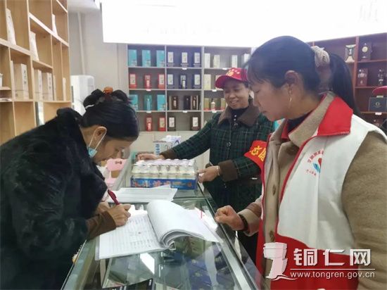 【居民们正在兑换商品，王美摄】