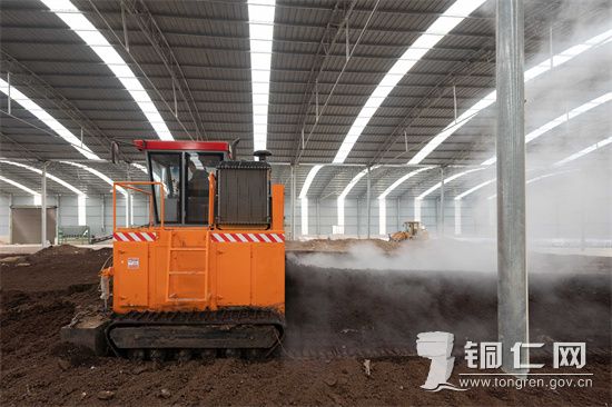 2月1日，工人在贵州省bat365官网登录下载_365彩票官方下载手机_365bet大陆华人的网站市万山区黄道乡的一家有机肥生产厂车间里忙碌。