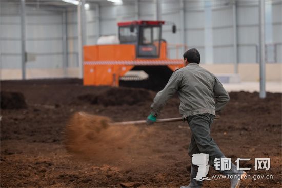 2月1日，工人在贵州省bat365官网登录下载_365彩票官方下载手机_365bet大陆华人的网站市万山区黄道乡的一家有机肥生产厂车间里忙碌。 